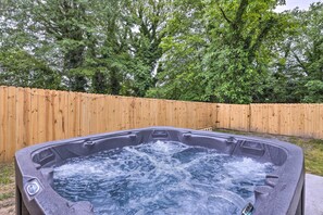 Outdoor spa tub - Home w/ Hot Tub < 2 Mi to Downtown Richmond! (Richmond)