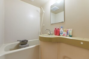 Appartement | Badkamer | Een bad/douchecombinatie, een diep bad, gratis toiletartikelen