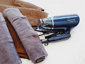 Ducha, artículos de tocador gratuitos, secador de pelo, toallas