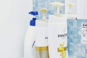 Douche, articles de toilette gratuits, sĂšche-cheveux