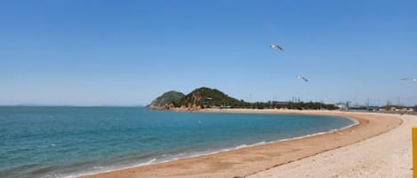 Playa en los alrededores y playa de arena blanca