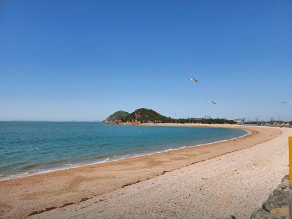 In Strandnähe, weißer Sandstrand