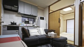 Apartment | Living area | Flat-screen TV - Showamachi 1 Chome (Tokyo)