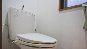 Apartment | Bathroom | Combined shower/tub, free toiletries, hair dryer, electronic bidet - Showamachi 1 Chome (Tokyo)