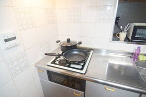 Appartement | Cuisinette privée | Réfrigérateur, four à micro-ondes, surface de cuisson