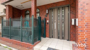 Exterior detail - Permitted $ 170m2, large groups can stay, convenient access to major tourist spots, right in front of a convenience store