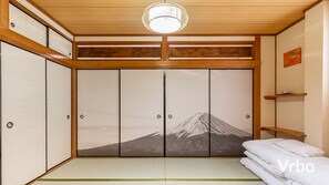 5 bedrooms, WiFi, bed sheets - Permitted $ 170m2, large groups can stay, convenient access to major tourist spots, right in front of a convenience store