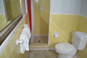 Shower, free toiletries, towels - Tropicana Motel Wauchula (Wauchula)