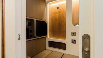 Espacio para trabajar con laptop y ropa de cama