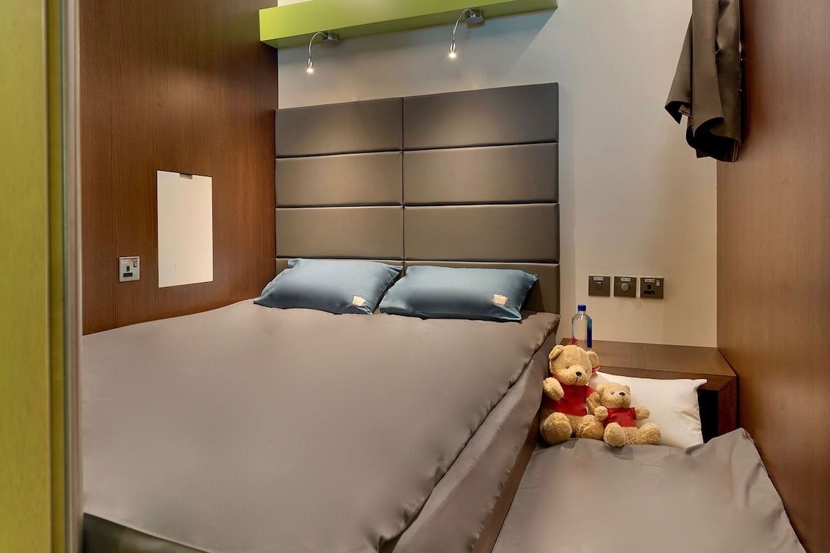 Espacio para trabajar con laptop y ropa de cama