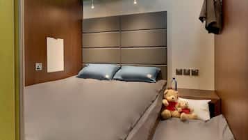 Espacio para trabajar con laptop y ropa de cama