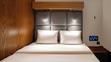 Ruang kerja ramah laptop dan seprai linen