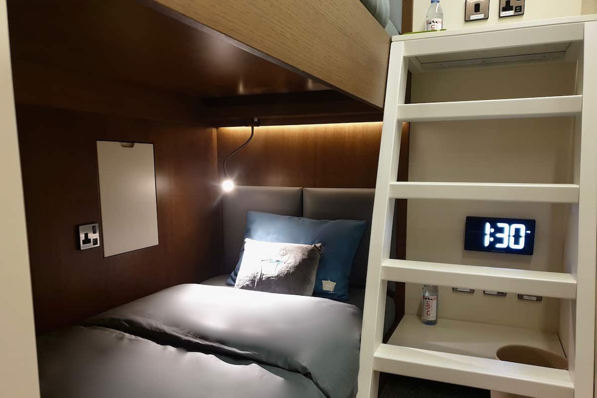 Espacio para trabajar con laptop y ropa de cama