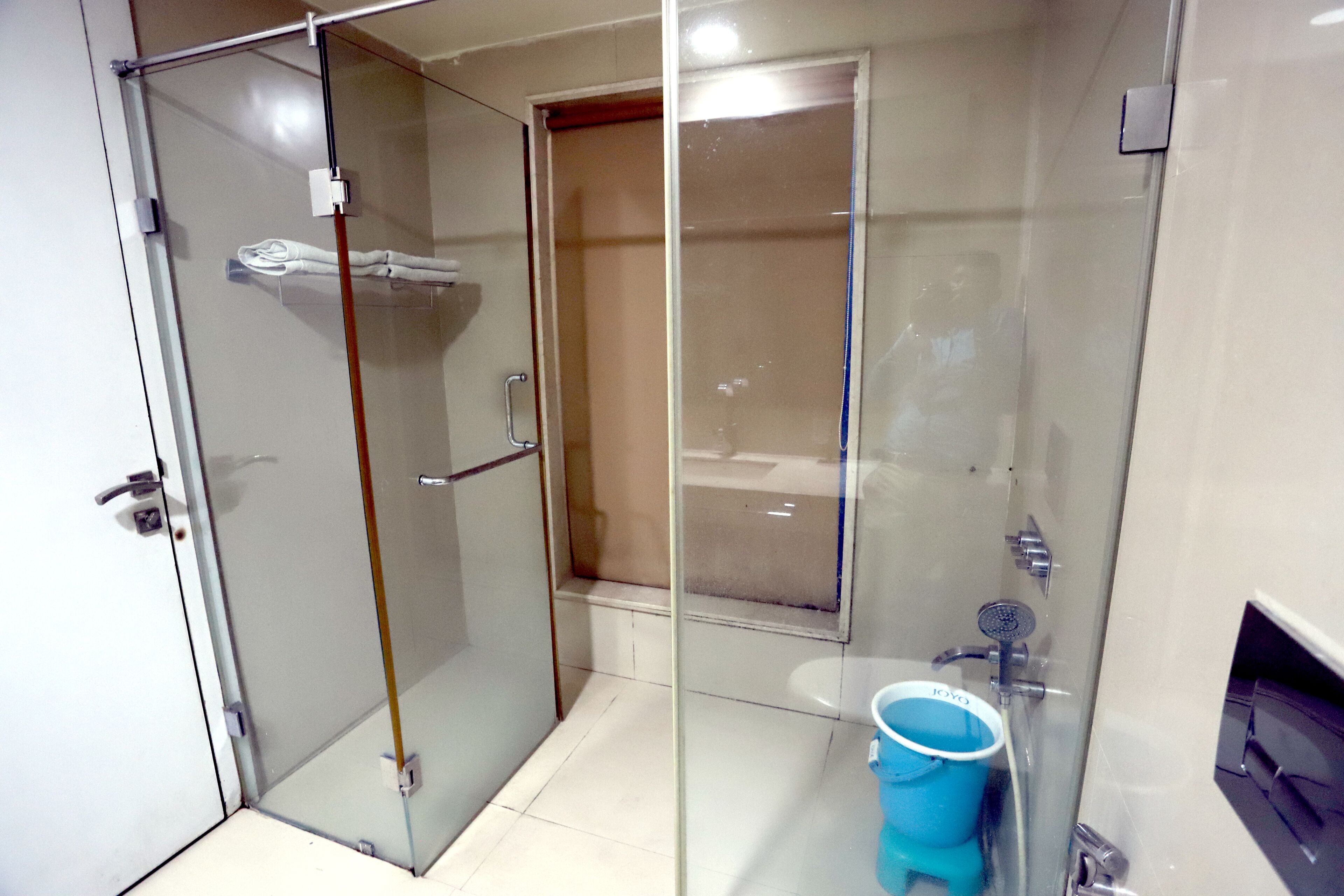 Deluxe kamer, 1 slaapkamer | Badkamer | Een douche, een regendouche, designer toiletartikelen, badjassen