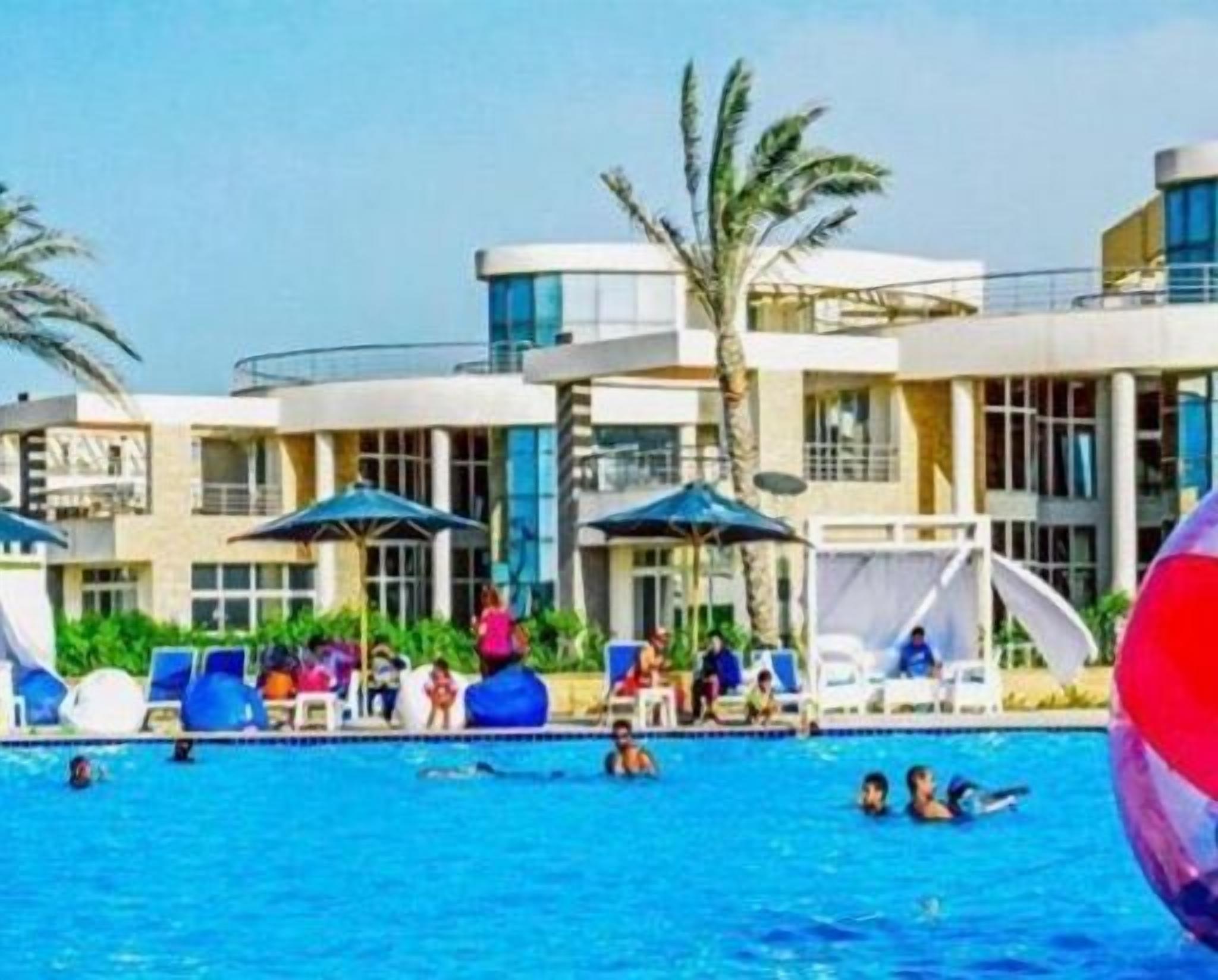 Bar tepi kolam renang