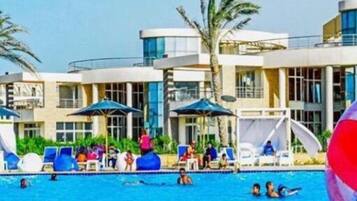 Bar tepi kolam renang