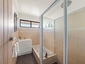 Combined shower/tub