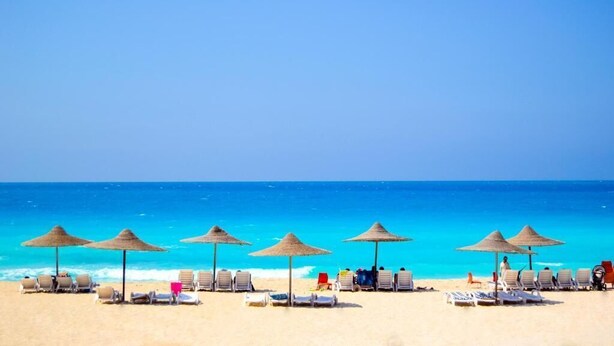 A beach with sun loungers and thatched umbrellas. - Marseilia Beach 3 (Al-Hammam)