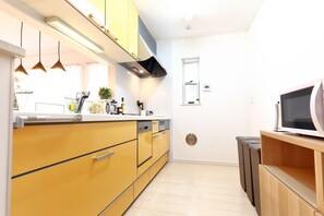 Private Vacation Home | Private kitchenette | Fridge, microwave, stovetop, electric kettle - Pebliss Hinata (Tokyo)