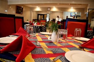 Se sirven desayunos, almuerzos y cenas; cocina local e internacional