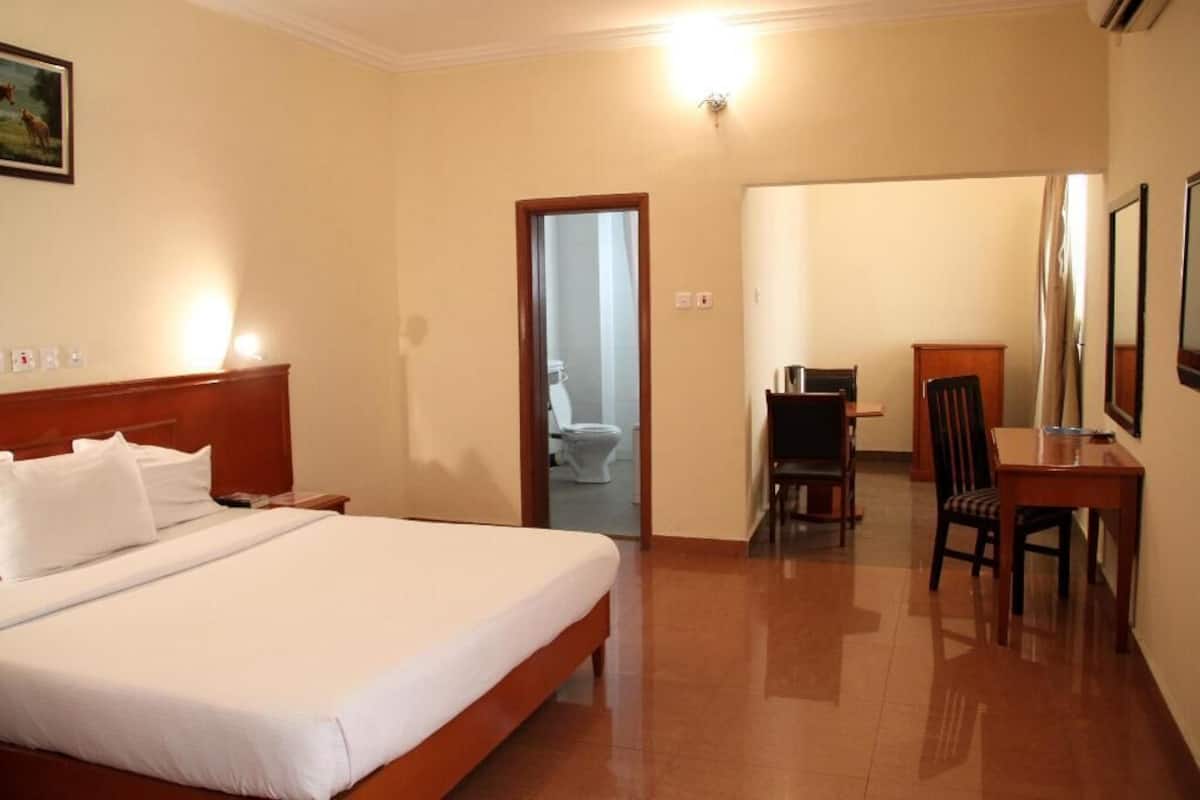 Royal Room | In-room safe, desk, WiFi (free), bed sheets