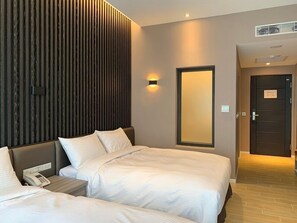 Premium Quadruple Room | Premium bedding, down comforters, in-room safe, desk - Champ de Roses Hotel (Hualien City)