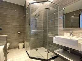 浪漫四人房 | 浴室 | 独立的浴缸和淋浴、大花洒淋浴喷头、免费洗浴用品、吹风机