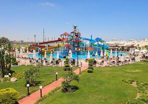 Un parc aquatique doté d’une grande piscine, de toboggans et d’un espace de jeux.