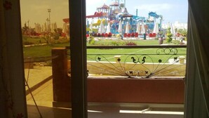 Vista desde un balcón con barandilla de metal y un diseño decorativo en metal.