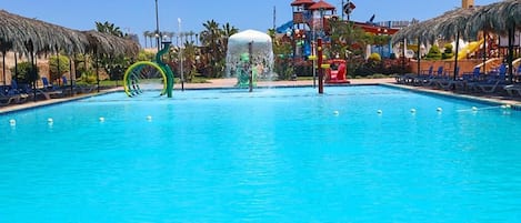 Una piscina al aire libre de temporada