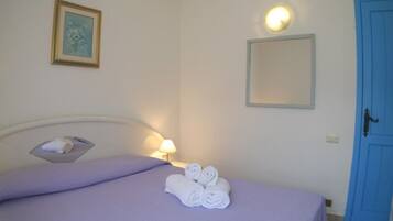 2 chambres, bureau, fer et planche Ă repasser, lit parapluie