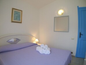 2 Schlafzimmer, Schreibtisch, Bügeleisen/Bügelbrett, Reisekinderbett