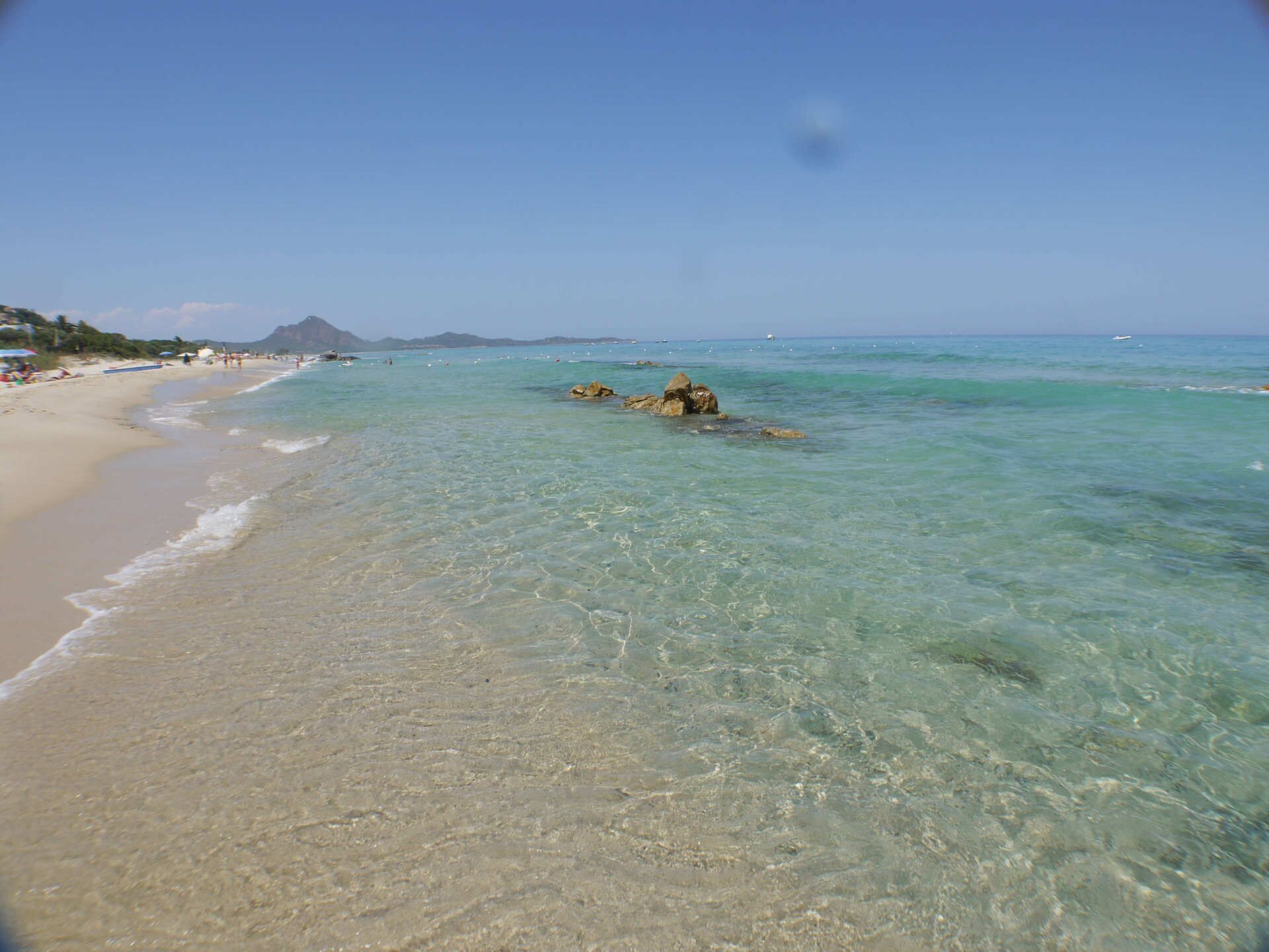 På stranden och solstolar