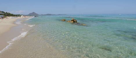 En la playa y camastros