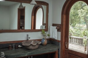 Ensemble baignoire-douche, douche cascade, séchoir à cheveux, peignoirs