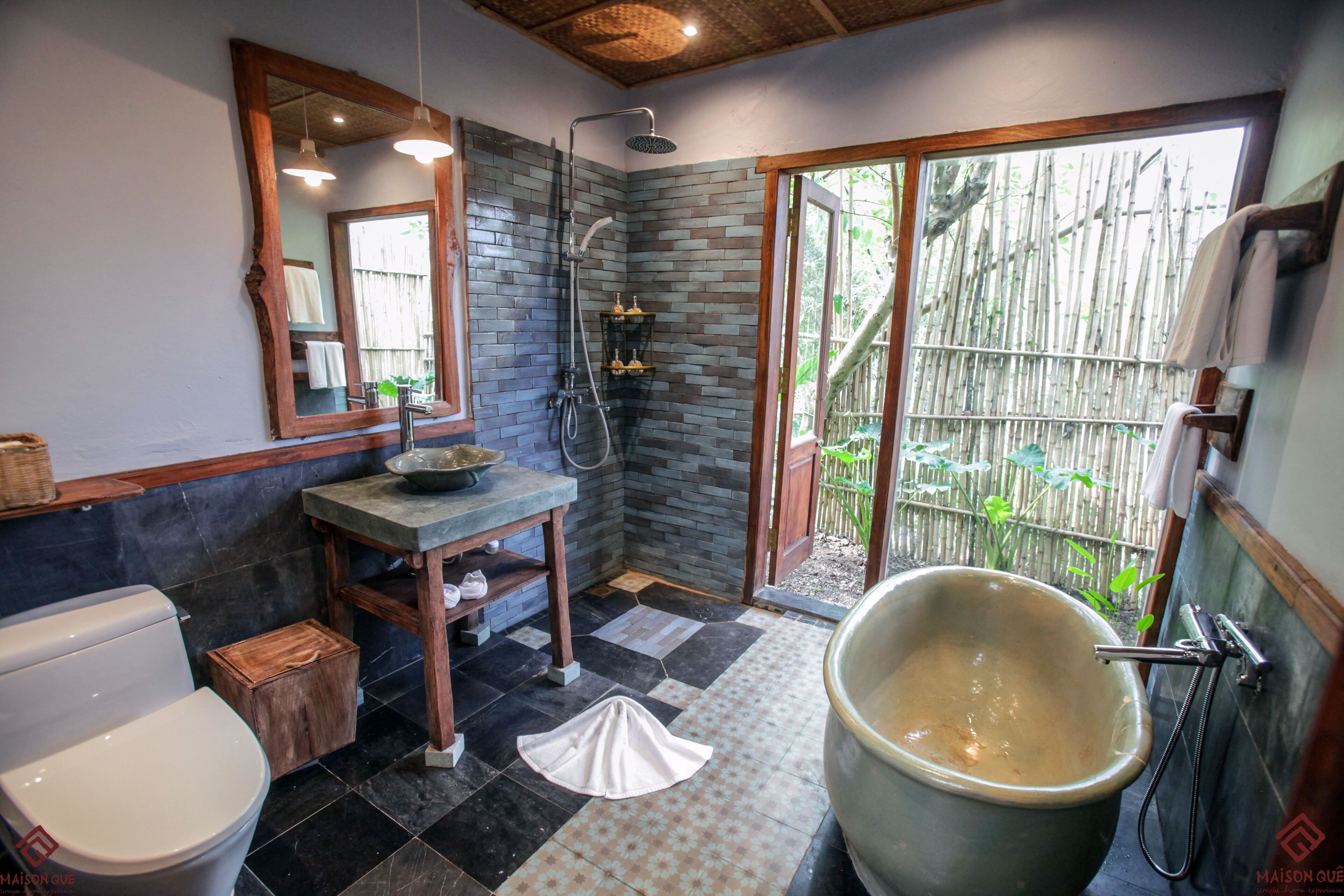 Maison Familiale | Salle de bain | Ensemble douche/baignoire, douche à « effet pluie », sèche-cheveux