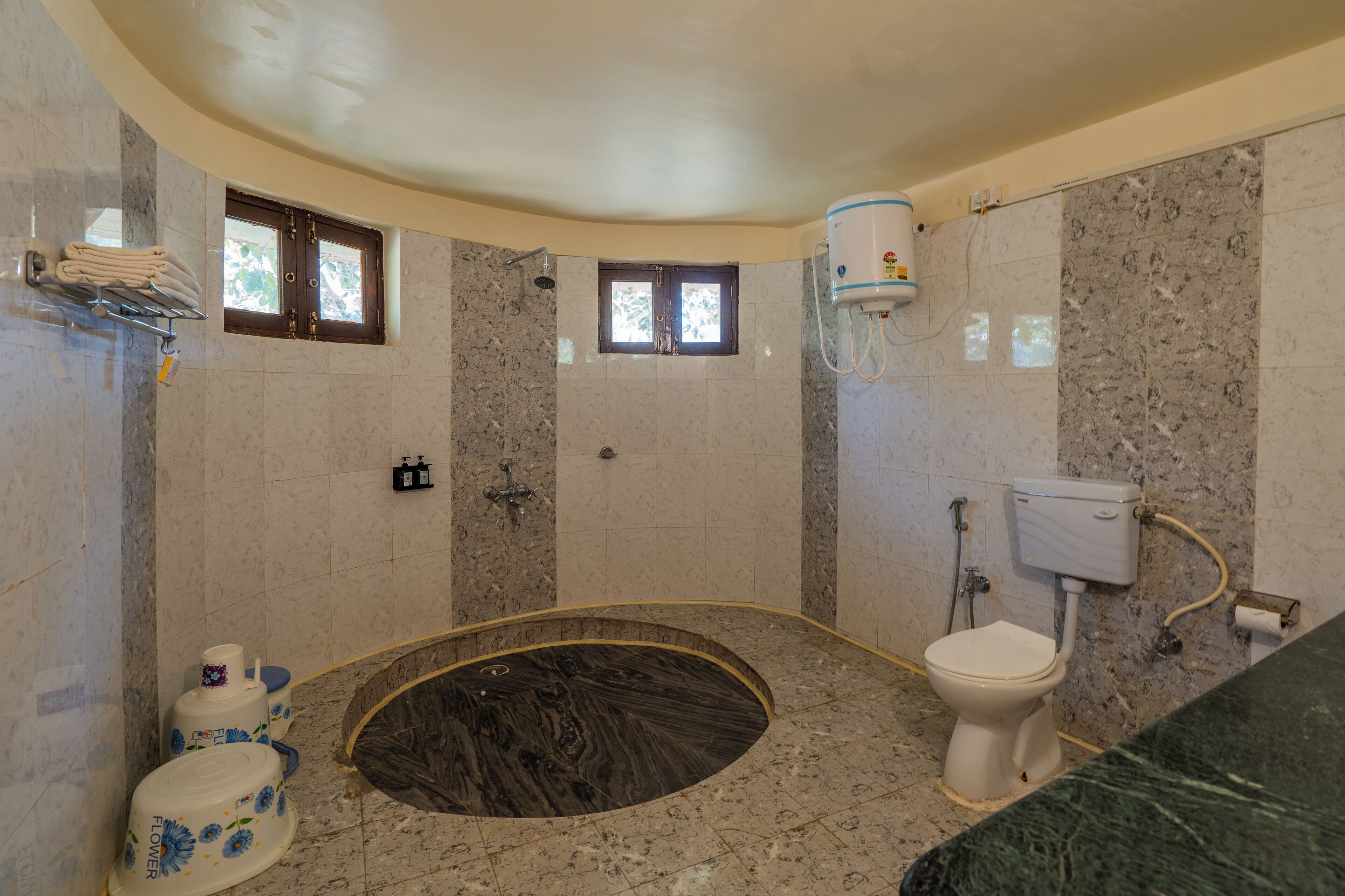 Ducha, cabezal de ducha tipo lluvia, toallas