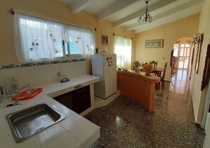 Refrigerador con freezer, placa de cocina, arrocera