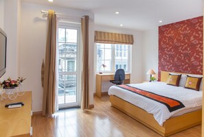 Departamento urbano | Escritorio, cortinas blackout y tabla de planchar con plancha