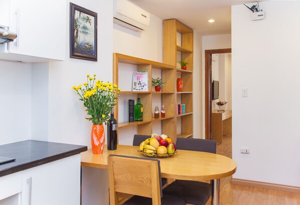City Apartment | In-room dining
