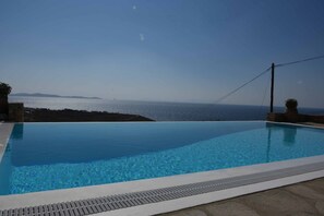 Seasonal outdoor pool, pool umbrellas, pool loungers - Villa Rogiana by The Pearls Collection (Mykonos)