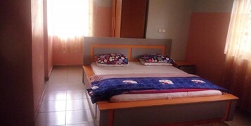 Habitación doble | Caja fuerte, wifi gratis, ropa de cama