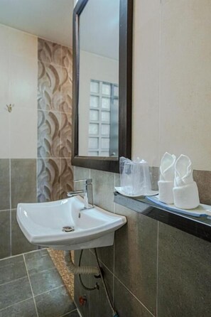 Shower, free toiletries, hair dryer, slippers - Calao Kep Residence Hotel (Kep)