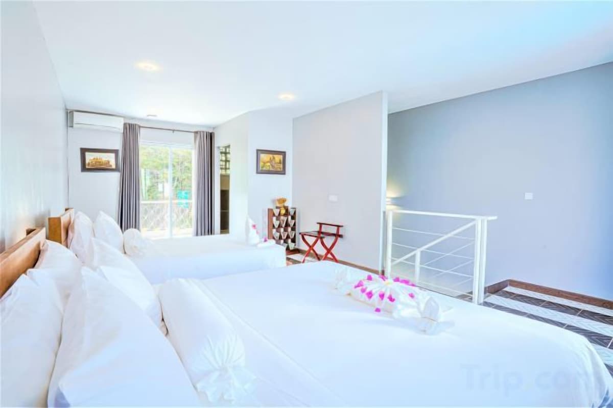 Premium bedding, minibar, in-room safe, soundproofing
