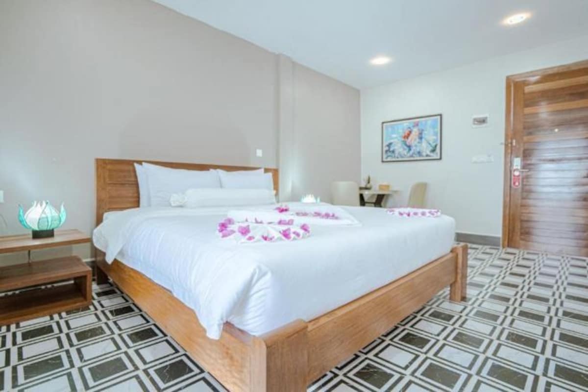 Roupas de cama premium, frigobar, cofres nos quartos