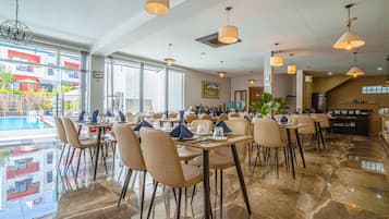 Petit déjeuner, déjeuner et dîner servis sur place