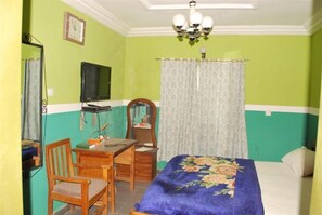 標準客房 | 客房內保險箱、書桌、免費無線上網、床單