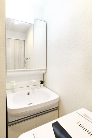 公寓 | 浴室 | 淋浴/盆浴组合、吹风机、拖鞋、电子马桶