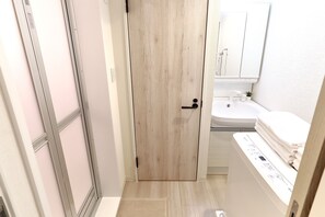 Departamento | Baño | Tina con regadera, secadora de cabello, pantuflas, bidet electrónico