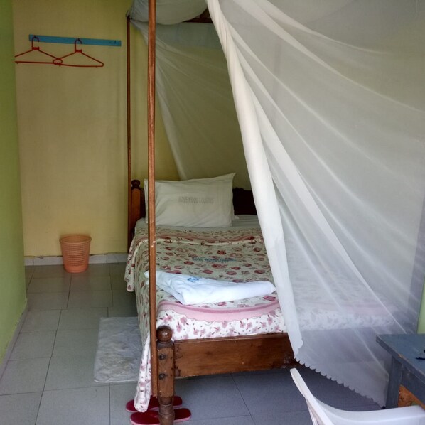 Double Room | Desk, free WiFi, bed sheets